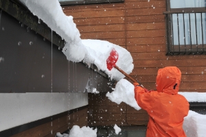 屋根・庇（ひさし）部分の雪庇除去